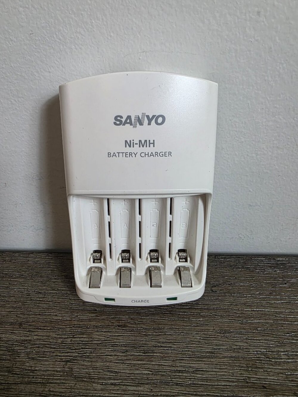 Sanyo Ni-MH Battery Charger for AA or AAA Batteries